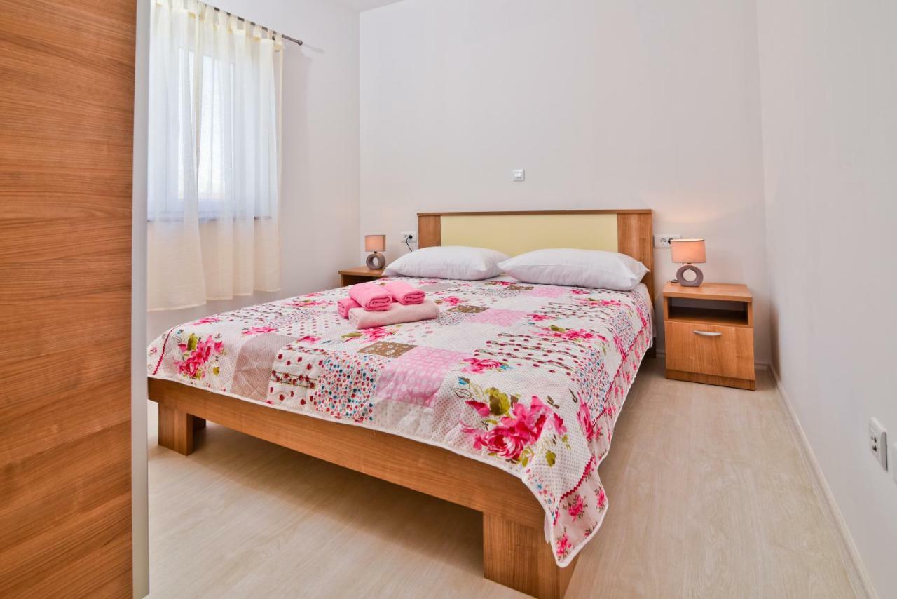 Apartments Mica Vrsi Bagian luar foto