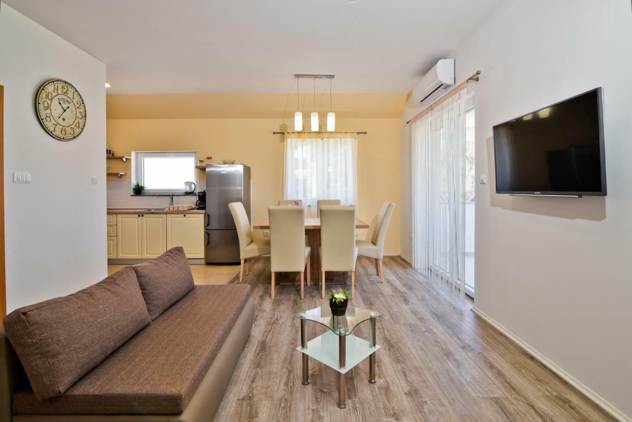 Apartments Mica Vrsi Bagian luar foto