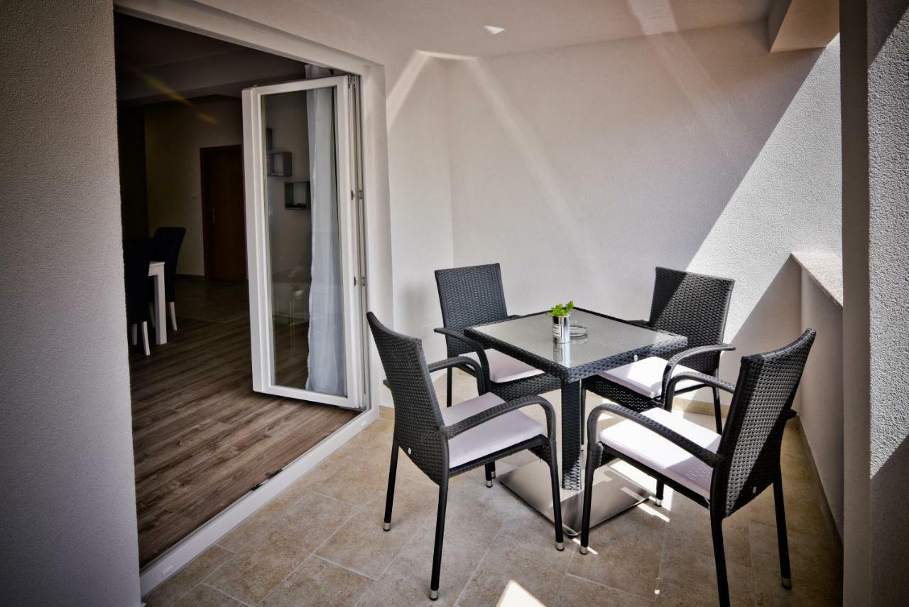 Apartments Mica Vrsi Bagian luar foto