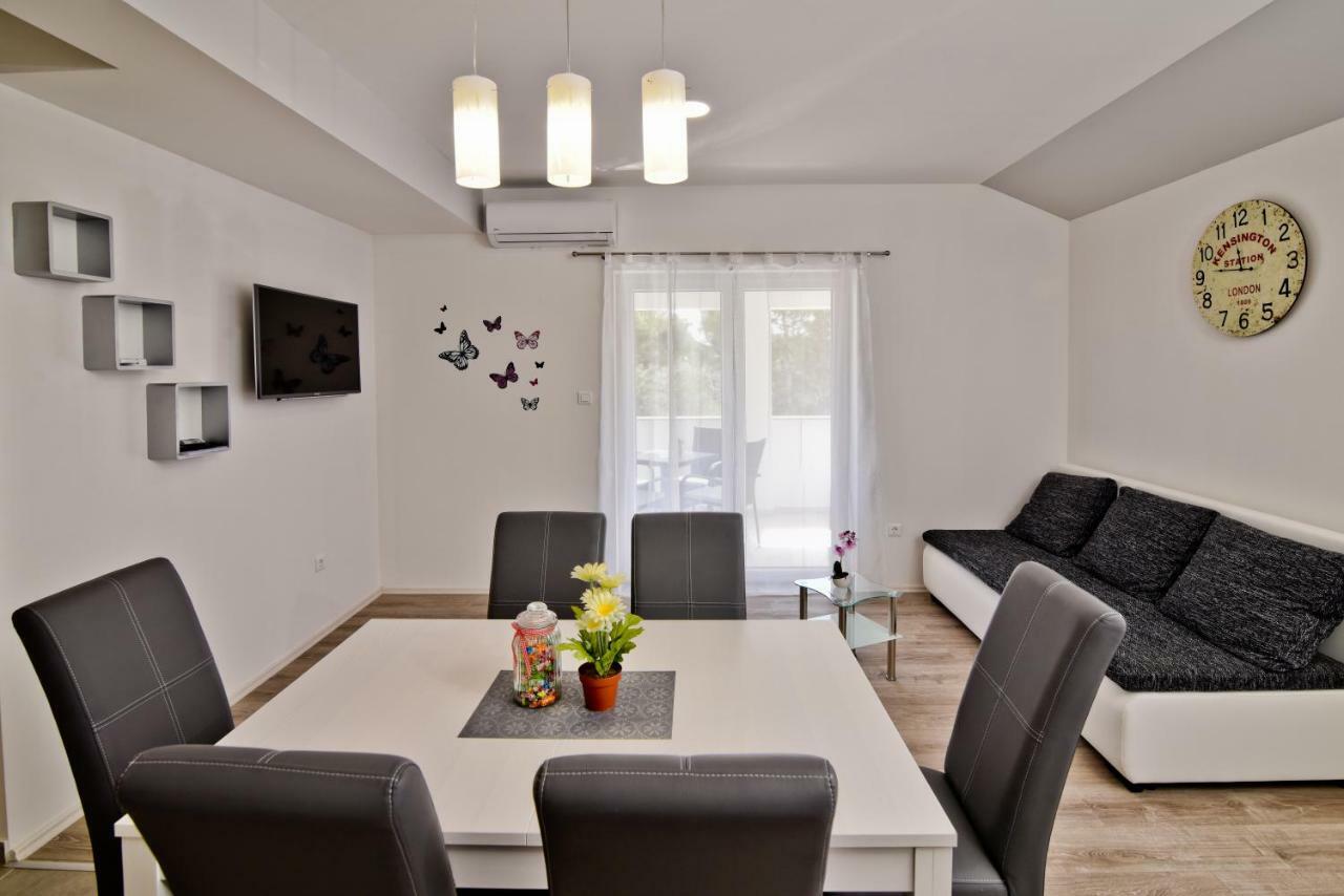 Apartments Mica Vrsi Bagian luar foto