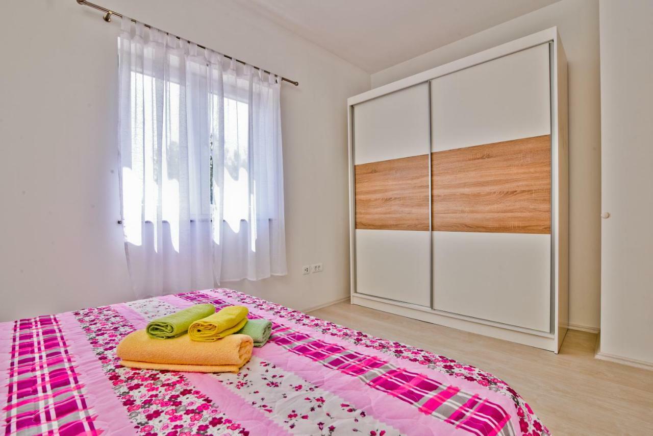 Apartments Mica Vrsi Bagian luar foto