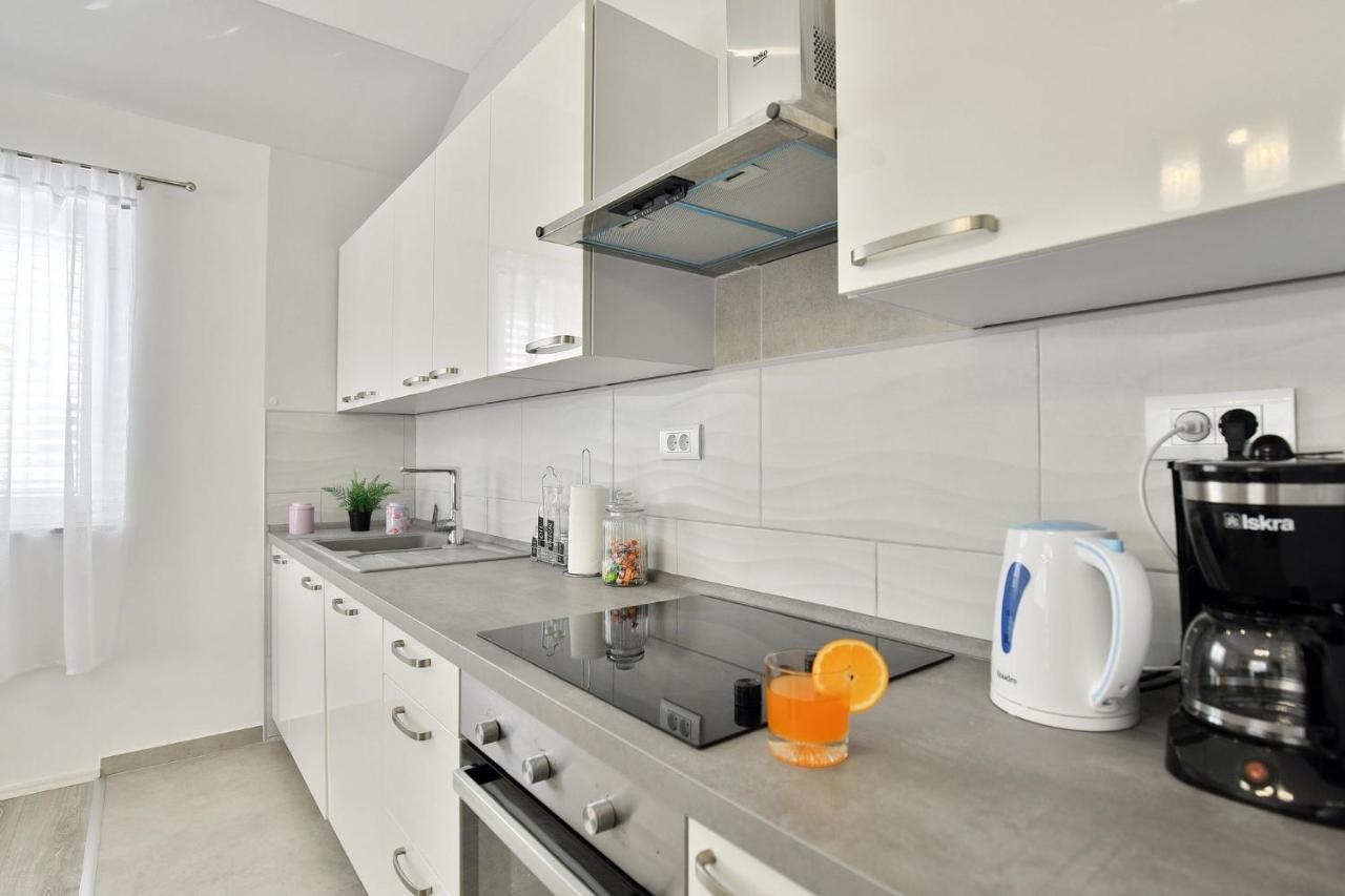 Apartments Mica Vrsi Bagian luar foto