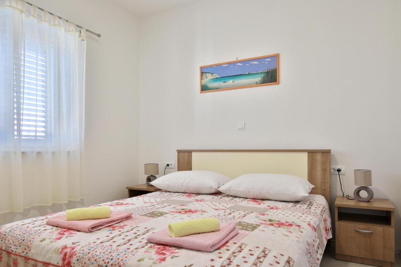 Apartments Mica Vrsi Bagian luar foto